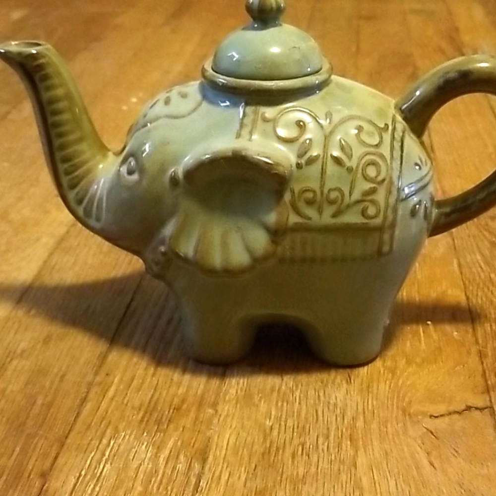 Pottery elephant tea pot